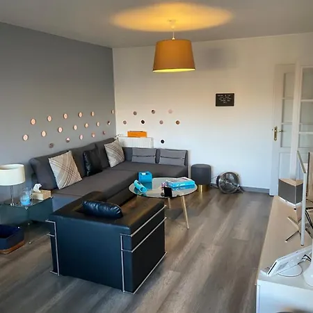 Apartment Tichnich - 2 Bedrooms - 1 Min Away From Train Station *
