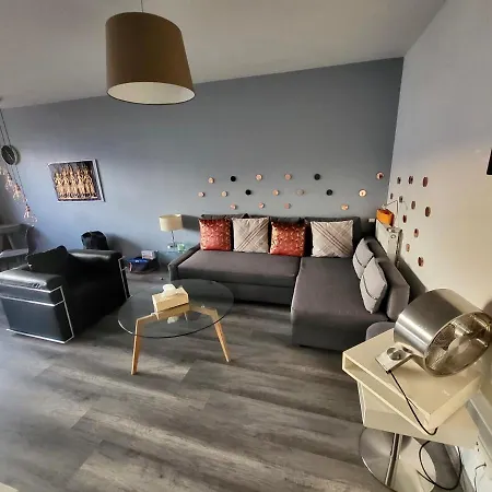 Tichnich - 2 Bedrooms - 1 Min Away From Train Station Apartment *