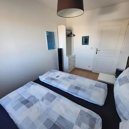 Tichnich - 2 Bedrooms - 1 Min Away From Train Station Apartment